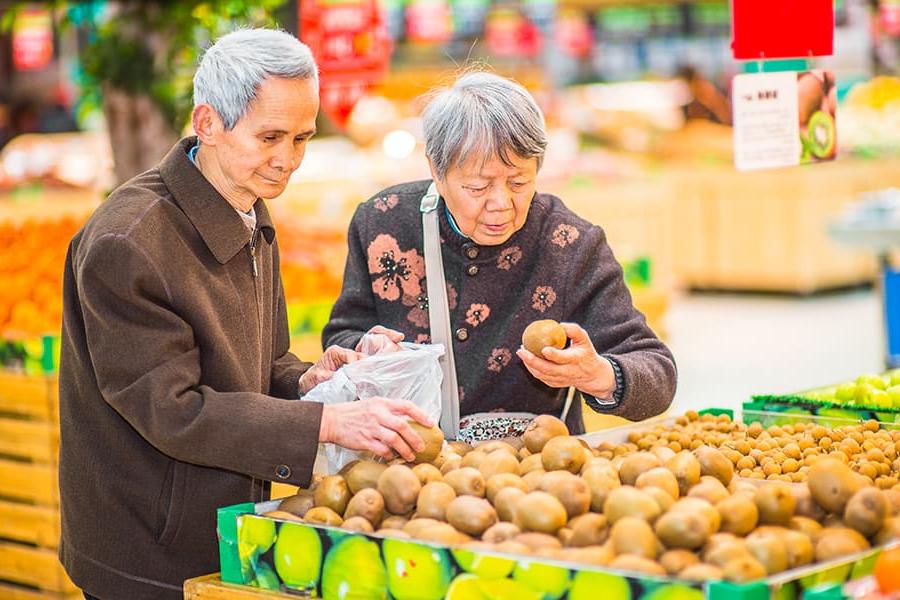 两个老人在买蔬菜.